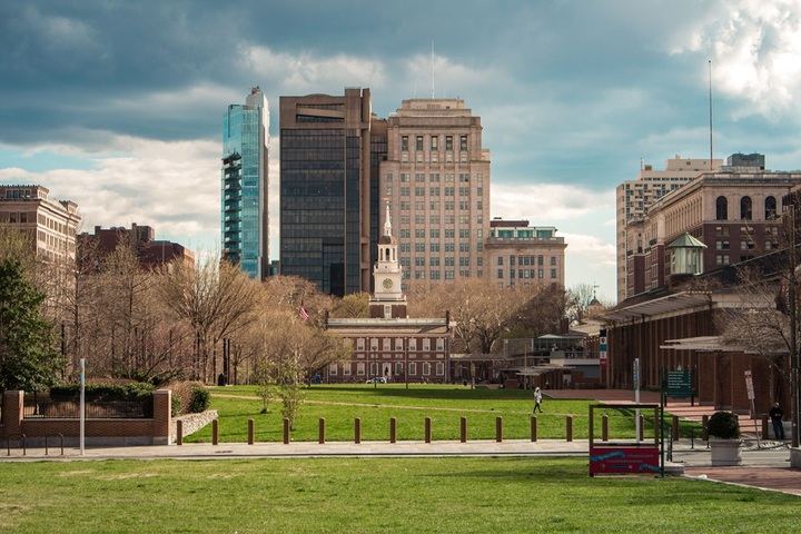 Independence Hall and the Philadelphia skyline seen from Independence Mall